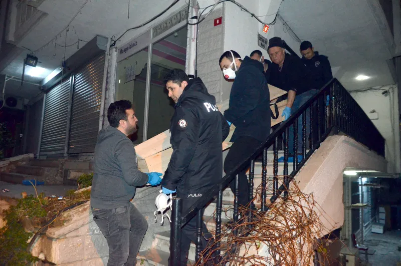 İstanbul'da koku yayılan bazadan kadın cesedi çıktı - 1