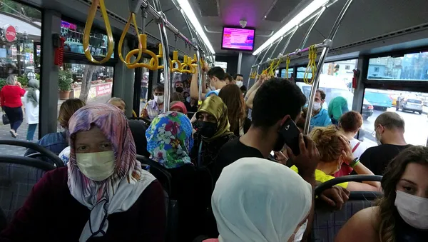 İstanbul'da pes dedirten görüntüler! Koronavirüs yasağına rağmen metrobüsler tıklım tıklım-4
