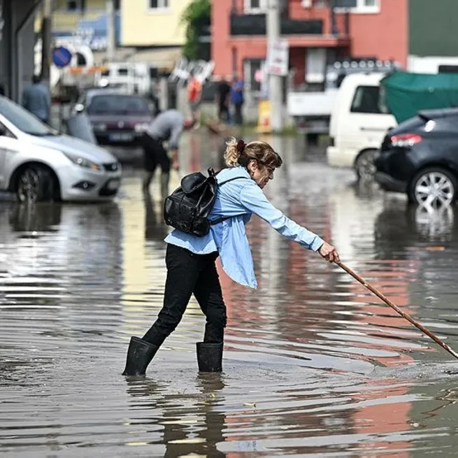 İzmiri sel vurdu: Vatandaşlar CHPli belediyeye isyan etti! CHPli Belediye Başkanı Tunç Soyerden Gezi güzellemesi
