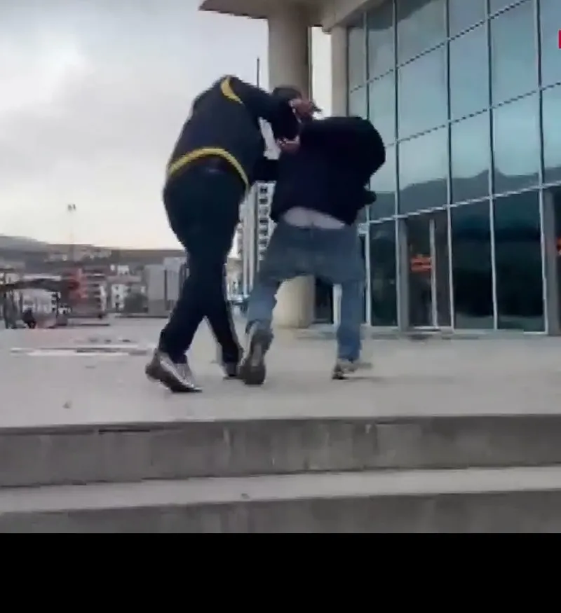 hatayda-kadinlarin-gizlice-fotografini-ceken-tuvalet-sapigi-yakalandi-1772778021920.jpeg Hatay'da kadınların gizlice fotoğrafını çeken tuvalet sapığı yakalandı-4