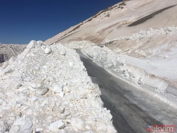 Kar nedeniyle kapalı olan Van-Bahçesaray yolunu açmak için Nisan ortasında ekipler çalışıyor - 6