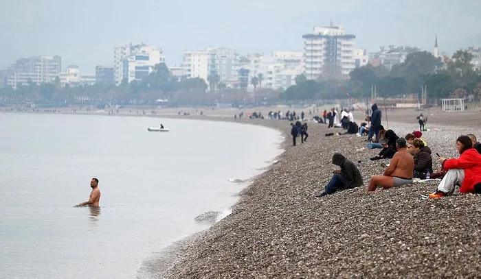 ocak-ayinda-deniz-girdiler-antalyada-turistler-sahile-kostu-1704109738489.jpeg Ocak ayında deniz girdiler: Antalya'da turistler sahile koştu-5
