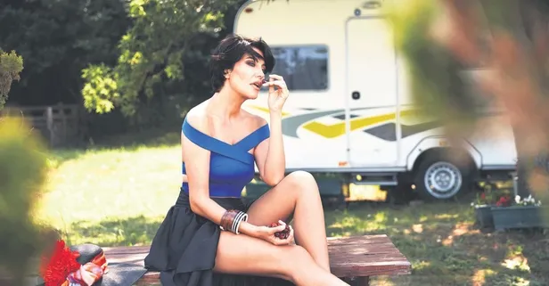 Deniz Akkaya’nın villasında çıkan akrebi kedisi Pati yakaladı