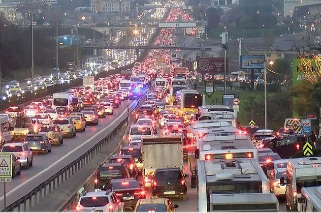İstanbul'da trafik çilesi bitmiyor! Haftanın ilk iş gününde trafik durma noktasına geldi!