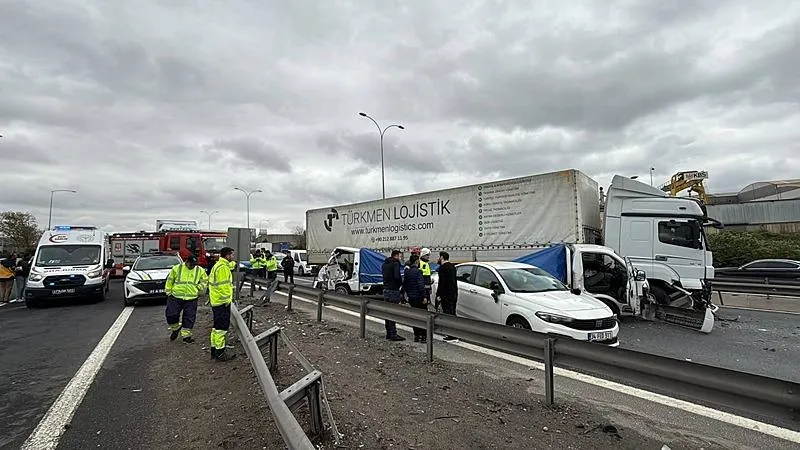 Anadolu Otoyolu'nun Kocaeli kesiminde meydana gelen zincirleme kaza nedeniyle Ankara istikametinde ulaşım sağlanamıyor. (AA)
