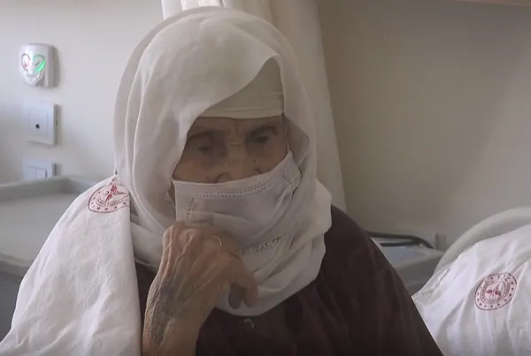 12-cocuk-100u-askin-torun-sahibi-olan-120-yasindaki-kadin-koronavirusu-yendi-1603875000823.jpg 12 çocuk, 100'ü aşkın torun sahibi olan 120 yaşındaki kadın, koronavirüsü yendi-2