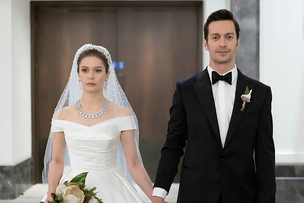 ayaginin-tozuyla-gelen-barbaroslar-camdaki-kiza-karsi-direnc-kaybinda-reyting-pastasinda-dilim-savaslari-basladi-zirvenin-hakimi-1633255644926.jpg Reyting pastasında dilim savaşları başladı! Ayağının tozuyla gelen Barbaroslar, Camdaki Kız'a karşı direnç kaybında! Zirvenin hakimi...-4