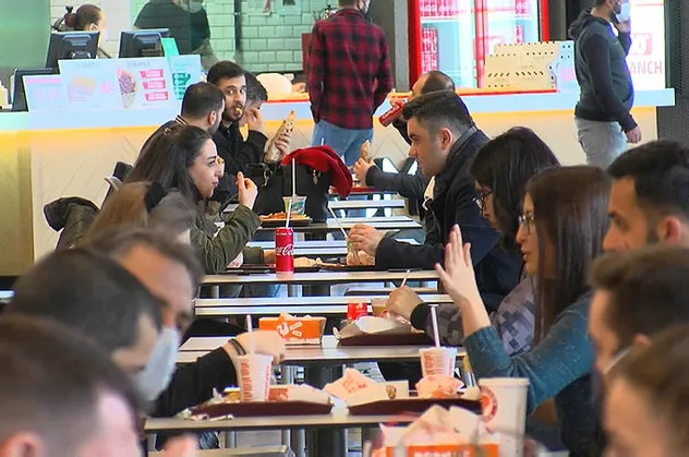 Yeni normalde ilk gün! AVM'lerde yemek katları, Adana'da kebapçılar doldu taştı