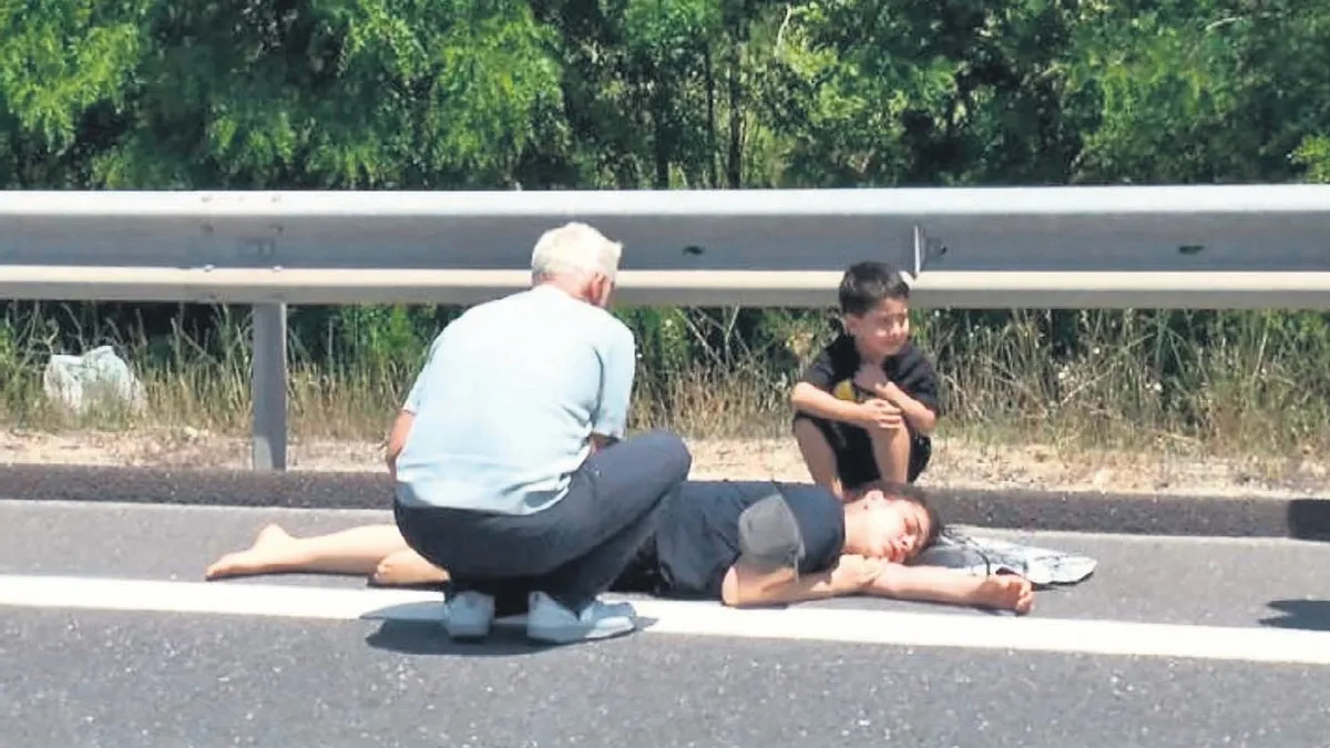 Kazada yaralanan annesinin başında ağlayarak bekledi