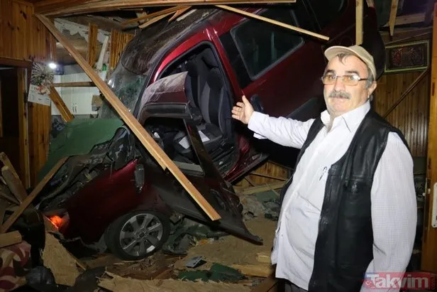 Otomobil çatıdan eve girdi mahalleli ayağa kalktı