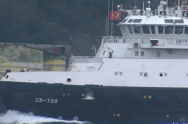 Son dakika: Rus askeri gemilere peş peşe İstanbul Boğazı'ndan geçti! Silahla nöbet tuttular