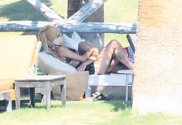 zeynep-bastik-ile-sevgili-ali-can-yildiz-ask-tazeledi-1693602497495.jpeg Zeynep Bastık ile sevgilisi Ali Can Yıldız aşk tazeledi! İkilinin romantik anları kameralara böyle yansıdı...-2