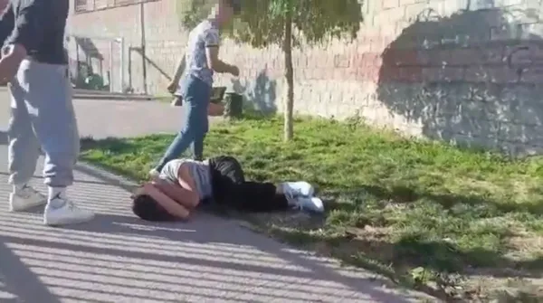 kapisalim-mi-deyip-olduresiye-dovdu-iste-o-korkunc-anlar-1643788013506.jpg “Kapışalım mı” deyip öldüresiye dövdü! İşte o korkunç anlar...-5