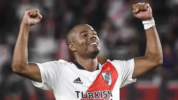 transfere-hiz-veren-fenerbahce-uruguayli-yildiz-de-la-cruz-ile-masaya-oturdu-1654728984262.jpeg Transfere hız veren Fenerbahçe Uruguaylı yıldız De La Cruz ile masaya oturdu-2