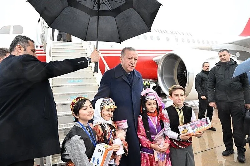 Miting programı için Malatya'ya gelen Başkan Recep Tayyip Erdoğan'a vatandaşlar yoğun ilgi göstererek sevgi gösterisinde bulundu.