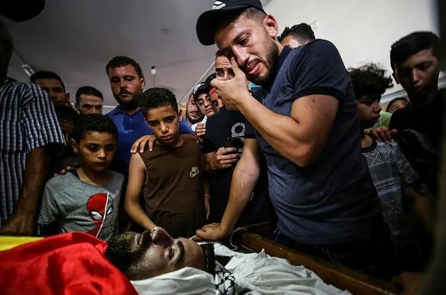 Gazze'nin 20'li yaşlardaki şehitleri son yolculuğuna uğurlandı
