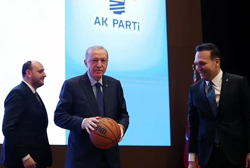 AK Parti Gençlik Kolları, Başkan Erdoğan'a basketbol topu hediye etti (AA)