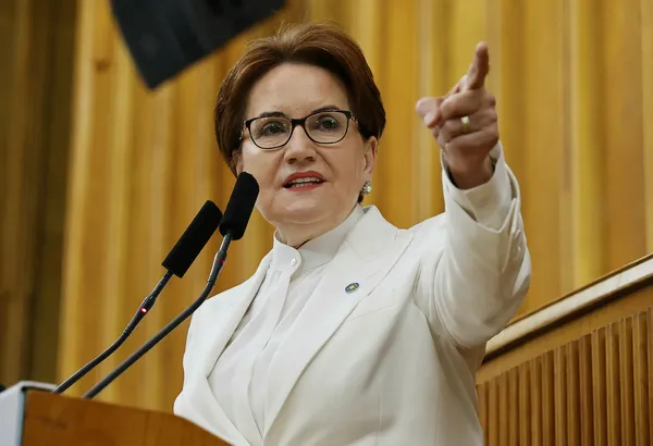 meral-aksener-sehit-kardesine-kufur-eden-lutfu-turkkana-koltugunu-kadinlara-verdigi-icin-tesekkur-etti-1646736012435.jpg