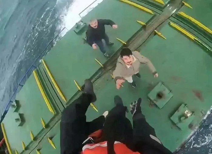 film-gibi-operasyon-motor-arizasi-nedeniyle-suruklenen-geminin-murettebati-helikopterle-kurtarildi-iste-o-goru-1705930239416.jpeg Film gibi operasyon: Motor arızası nedeniyle sürüklenen geminin mürettebatı helikopterle kurtarıldı! İşte o görüntüler-3