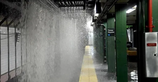 New York metrosunu yine su bastı! 127 yıllık şebeke patladı: Times Meydanı sele teslim oldu