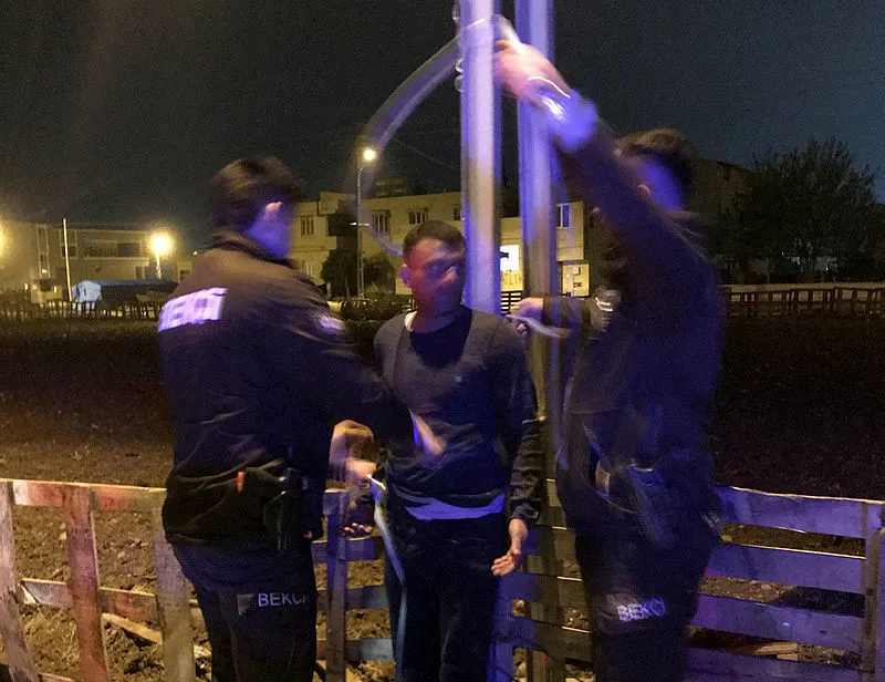 Ailesi direğe bağladı bekçiler kurtardı