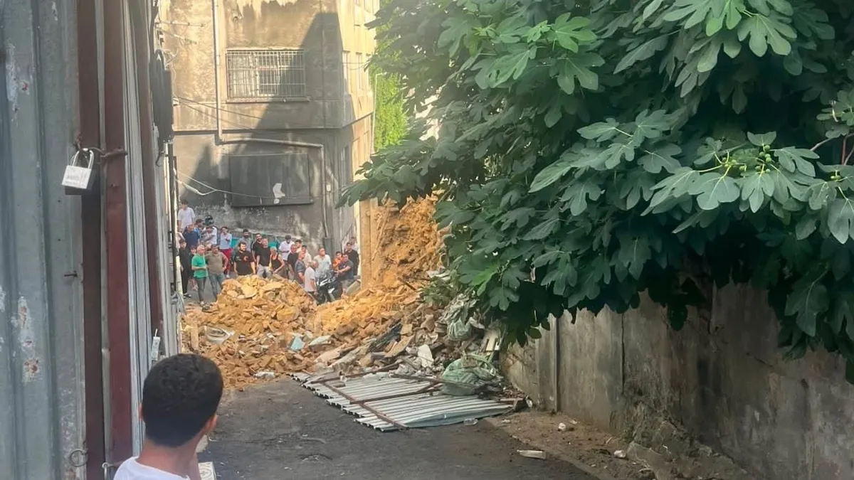 Beyoğlu'nda 2 katlı metruk bina çöktü