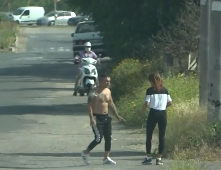 Yarı çıplak arabadan indi, sokaktaki kadının üzerine yürüdü