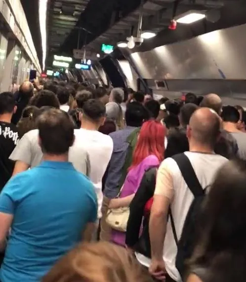 cilekes-istanbul-yorgun-mecidiyekoy-mahmutbey-metrosunda-ariza-nedeniyle-seferler-aksadi-1686599731410.jpeg Çilekeş İstanbul! Mecidiyeköy-Mahmutbey metrosunda arıza: Vatandaşlar mağdur oldu...-4