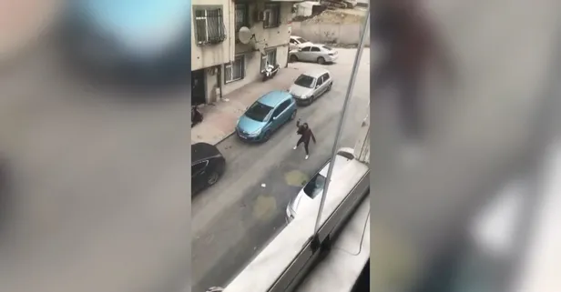 Gaziosmanpaşa'da kabus dolu anlar! Taşı kaptı saldırdı