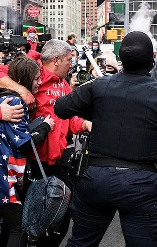 Seçimlere bir hafta kala ABD karıştı! Trump karşıtları konvoya saldırdı, New York'u birbirine kattı