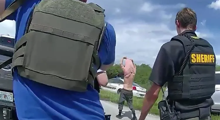 trumpa-suikast-girisimi-zanli-yakalandi-gozalti-goruntuleri-yayinlandi-1726520290958.jpeg Trump’a suikast girişimi: Zanlı yakalandı! Gözaltı görüntüleri yayınlandı-4