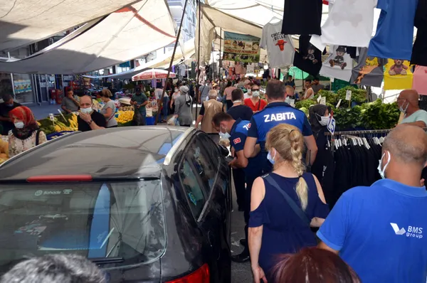 avcilarda-pazar-kurulacak-sokakta-unutulan-otomobil-tasinarak-tezgah-icin-yer-acildi-1625121946738.jpg Avcılar'da pazar kurulacak sokakta unutulan otomobil taşınarak tezgah için yer açıldı-10