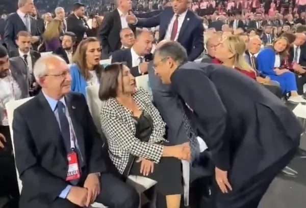selvi-kilicdaroglu-sinirlendi-chp-38-olagan-kurultayinda-ozgur-ozele-sert-tepki-bagirmaniz-hos-degil-1699136012548.jpeg
