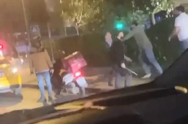 Beyoğlu'nda taksici ve yolcular arasında tekme tokat kavga