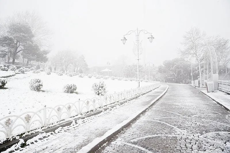 İSTANBUL'DA KAR YAĞIŞI BAZI BÖLGELERDE SÜRÜYOR-4