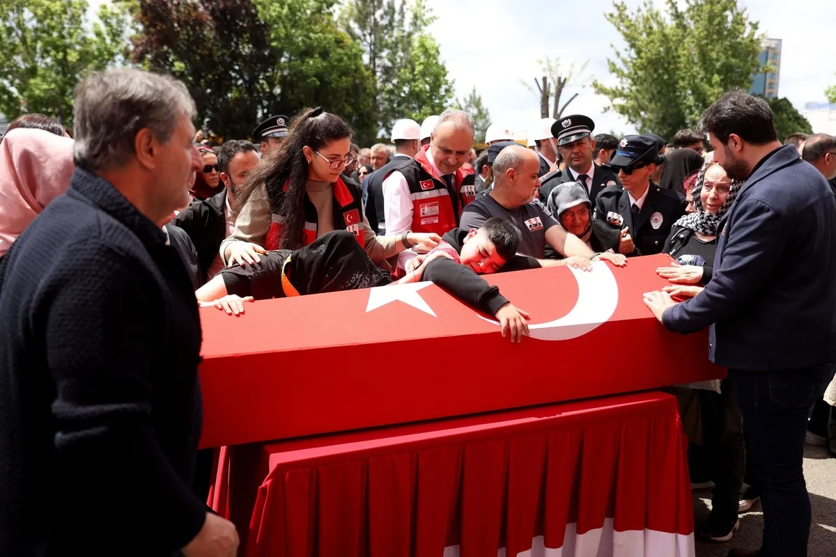 1779103865623.jpeg Tekirdağ şehit polislerini uğurladı... Binler sokağa döküldü | Eşinin tabutuna sarıldı: "Evladımız bana emanet"-3