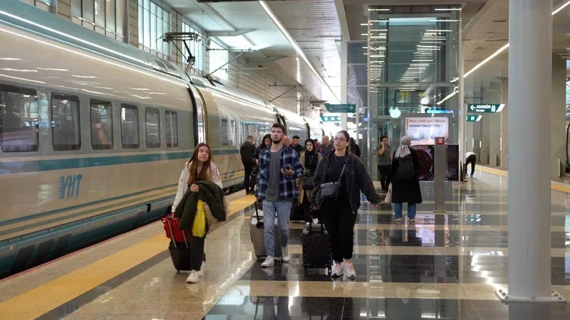 Bayram tatili trafiği: Otoyollardan 11,2 milyon araç geçti 820 bin kişi demiryollarını kullandı-7