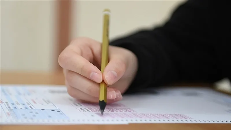 yksye-girerken-yanimizda-bulunmasi-gerekenler-yksde-kalem-silgi-su-dagitilacak-mi-pet-sise-su-ile-yks-sinavina-1750427903220.jpg