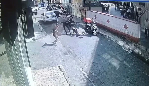 1660471953736.jpg İstanbul'da gündüz vakti film gibi olay: Biber gazı sıkıp kaçırmak istediler-3