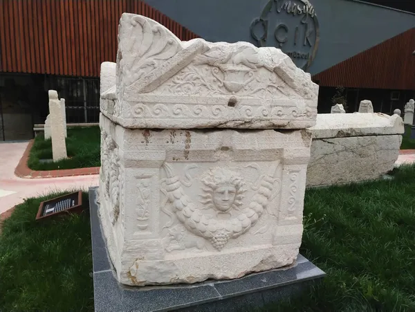 tam-tamina-1700-yillik-beddua-bile-hirsizligi-engelleyemedi-1617002444596.jpg Tam tamına 1700 yıllık beddua bile hırsızlığı engelleyemedi-3