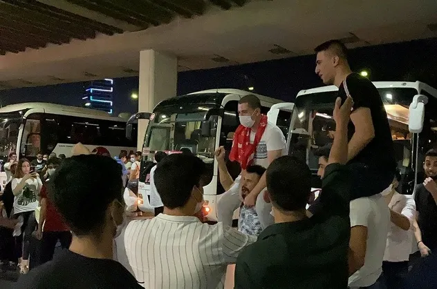 Son dakika: İzmir'de yine aynı görüntü: Sosyal mesafesiz asker uğurlaması