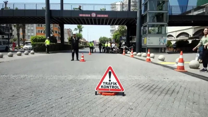 Kurban Bayramı tatilinin ilk 2 günü trafik kazalarında 16 kişi hayatını kaybetti! İçişleri Bakanı Ali Yerlikaya uyardı: "Gözümüz cep telefonunda değil yolda olsun"-3