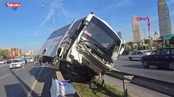 Kadıköy'de hafif ticari araca çarpan servis minibüsü yan yattı