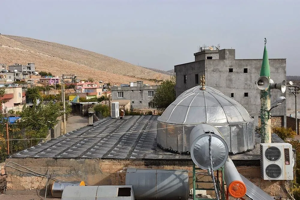 Teröristlerin zarar verdiği camileri kayyum onardı-1