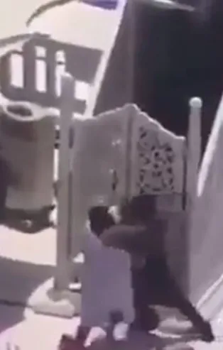 Hutbe okuyan Kabe imamına bıçaklı saldırı girişimi