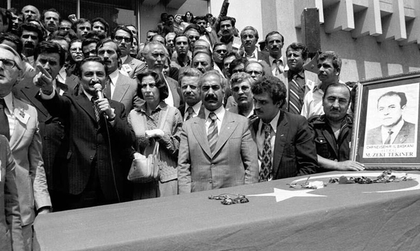 1980-yilinda-oldurulen-chpli-zeki-tekinerin-ailesi-cinayete-iliskin-hukum-giyen-omer-ayin-iyi-parti-il-baskani-secilmesine-tepkili-1605100488850.jpg 1980 yılında öldürülen CHP'li Zeki Tekiner'in ailesi, cinayete ilişkin hüküm giyen Ömer Ay'ın İYİ Parti İl Başkanı seçilmesine tepkili-5