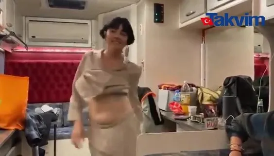 Gonca Vuslateri pijamasını göğüs altına sıkıştırdı karavanda kalça dansı yaptı! İç çamaşırıyla dikkat çeken Gonca’ya ilk yorum Seda Sayan’dan: Şuursuz...