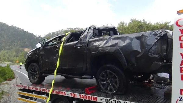 eski-bakan-nihat-zeybekci-kaza-yapti-araci-sarampole-yuvarlandi-1686595579874.jpeg Eski Bakan Nihat Zeybekci kaza yaptı! Başkan Erdoğan'dan Zeybekci'ye geçmiş olsun telefonu....-5