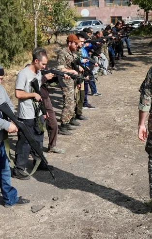 Ermenistan sivilleri cepheye hazırlıyor