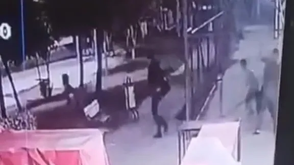 Adana’da lise öğrencilerine parkta bıçaklı saldırı! O anlar kamerada